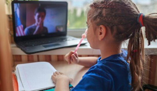 El dilema de las pantallas: el 41% de los niños españoles pasan 3 horas semanales delante de las pantallas.
