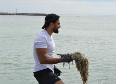 La marca gallega REFIX inicia una campaña de limpieza de playas