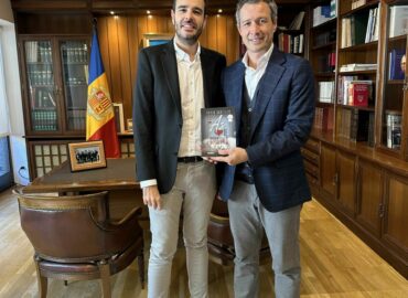 El presidente del gobierno Andorrano, Xavier Espot, y el Cónsul Mayor de Andorra la Vella, David Astrié, reciben al escritor David Castillo confirmando el éxito de su novela ‘As de Corazones’ (Grupo Planeta)