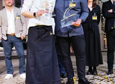 Toño Rodríguez, del Restaurante Era de los Nogales de Sardás (Huesca), proclamado Cocinero del Año, mientras que el título de Camarero del Año recae en Miguel López, del Restaurante Garena de Dima (Vizcaya)