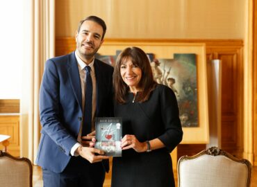La alcaldesa de Paris, Anne Hidalgo, recibe al escritor David Castillo, autor de la exitosa novela ‘As de Corazones’