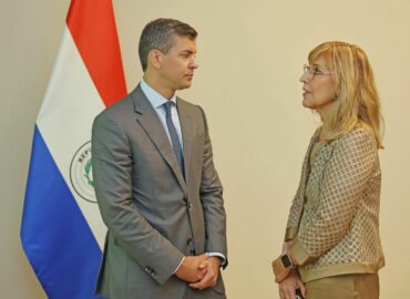 Núria Vilanova, presidenta de CEAPI, junto a inversores iberoamericanos son recibidos por Santiago Peña