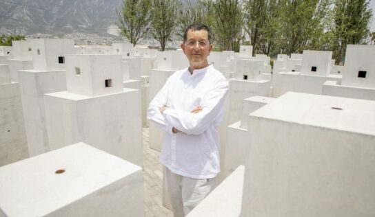 Se despliegan esculturas de Antony Gormley en jardines de la UDEM