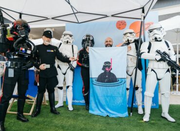 Quadernillos convierte el orgullo friki en una fiesta benéfica con «El día de la toalla»