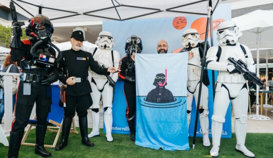 Quadernillos convierte el orgullo friki en una fiesta benéfica con «El día de la toalla»