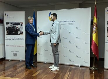 El embajador de Ucrania en España, Serhii Pohoreltsev, recibe en la embajada al escritor David Castillo, después de publicar la entrevista más personal a Volodimir Zelenski