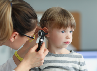 La Dra. Jennifer Cueva, del Centro Médico Quirónsalud Plaza Euskadi, explica tres formas de evitar la otitis en verano