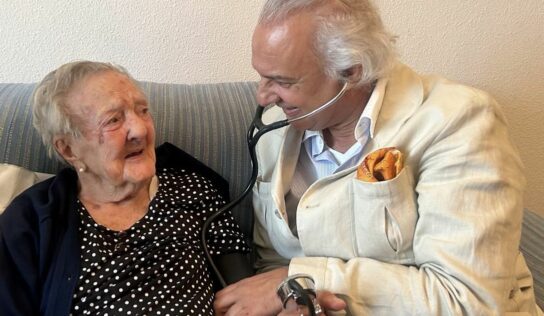Dolores cumple 110 años y entra en el Club de los Supercentenarios, de la mano del Dr. Manuel de la Peña