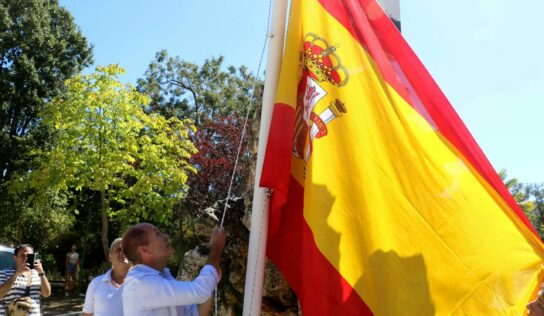 Renovación de la enseña nacional en la Urbanización El Paraíso de Pareja