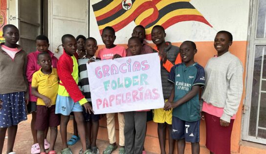 Folder colabora en la educación de los niños del Proyecto Yamba en Uganda