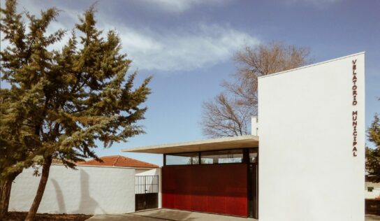 Velatorio de Casas de Lázaro: arquitectura para arropar a las familias cuando pierden a un ser querido