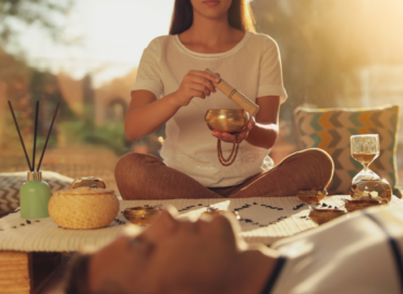 La tienda online Holística Campus es una plataforma que promueve la salud y el bienestar integral a través de cursos de terapias alternativas y energéticas