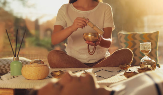 La tienda online Holística Campus es una plataforma que promueve la salud y el bienestar integral a través de cursos de terapias alternativas y energéticas