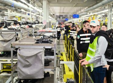 JETOUR organizó la primera visita de representantes de medios y usuarios globales a la Fábrica Inteligente de Fuzhou