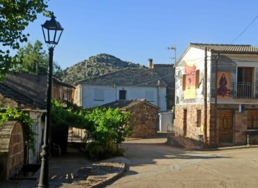 El mural ‘La abuela de Naharros’, de Zaida Escobar, subraya el esfuerzo de las mujeres de la Sierra Norte