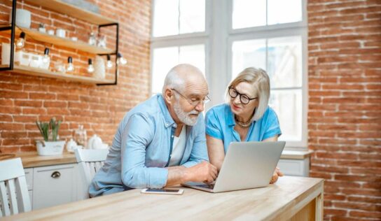 Cuidum informa a las familias sobre los riesgos de no contratar legalmente a una cuidadora en 2025