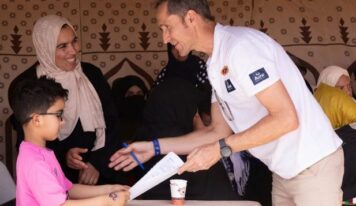 El centro auditivo móvil de Aural lleva atención auditiva gratuita a Marruecos durante la Titan Desert