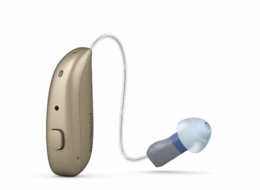 El Auricular M&RIE reduce naturalmente el ruido del viento para los usuarios de audífonos