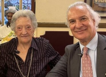 Pepita Bernat, en el umbral de los 106 años, desvela el secreto de su juventud al doctor Manuel de la Peña