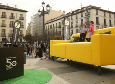 Galerías del Tresillo convierte el sofá en arte urbano para celebrar su 50 aniversario