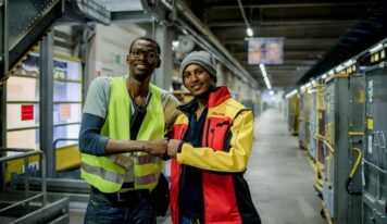 DHL Group ha integrado a más de 30.000 refugiados en el mercado laboral, en 10 años