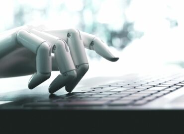 La IA generativa ya permite a las empresas detectar de forma automática los problemas emocionales de sus trabajadores sin invadir su privacidad