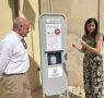 El Ayuntamiento de Elche instala 40 desfibriladores semiautomáticos de carga solar en espacios públicos