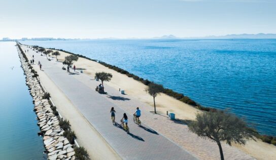 La Costa Cálida encara el verano con cifras récord de ocupación: un destino auténtico y lleno de energía