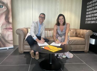 Grupo Moure y la Fundación Cruyff firman un acuerdo para promover la inclusión social a través de la movilidad sostenible