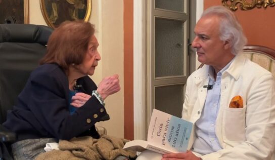 Mercedes cumple 107 años con marcapasos y una mente imbatible, de la mano del doctor de la Peña