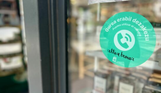 43 farmacias de San Sebastián se suman a la iniciativa ‘Altxa Burua’ para promover un uso responsable del móvil entre los jóvenes