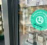 43 farmacias de San Sebastián se suman a la iniciativa ‘Altxa Burua’ para promover un uso responsable del móvil entre los jóvenes