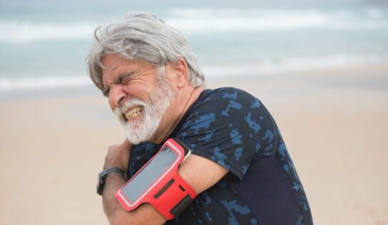 El Dr. Manrique Ávila aclara las posibles causas y soluciones del dolor de hombro al levantar el brazo