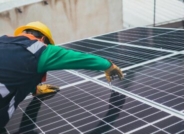 Lucerna Energy explica como reducir costos con paneles solares industriales