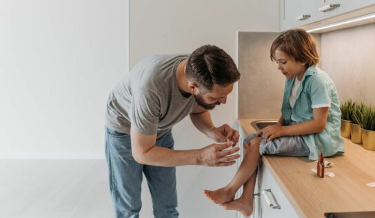 Heridas, picaduras y mordeduras en niños: cuándo actuar en casa y cuándo acudir a urgencias