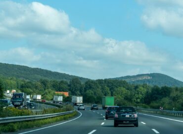 El envejecido parque móvil y las deficiencias en las infraestructuras reabren el debate sobre la seguridad vial en la época del año con más desplazamientos, según SMA Road Safety