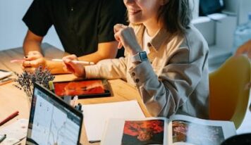 Las carreras en línea con más demanda en 2025 son en tecnología, diseño, negocios y educación según UMAD