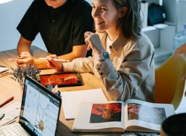 Las carreras en línea con más demanda en 2025 son en tecnología, diseño, negocios y educación según UMAD