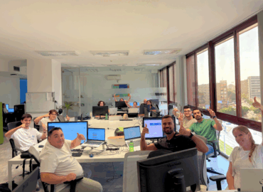Media Interactiva avanza hacia la semana laboral de 4 días con su nuevo plan ‘Los Viernes al Sol’