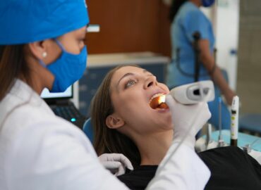 Dra. Liliana Bueno advierte sobre la enfermedad silenciosa: la mitad de los adultos descuida su salud bucal