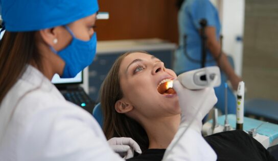 Dra. Liliana Bueno advierte sobre la enfermedad silenciosa: la mitad de los adultos descuida su salud bucal