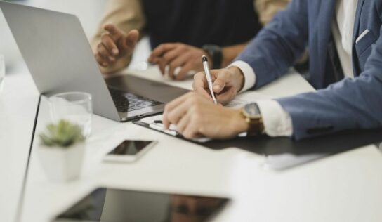 España acelera su industria de defensa y dispara la demanda de directivos