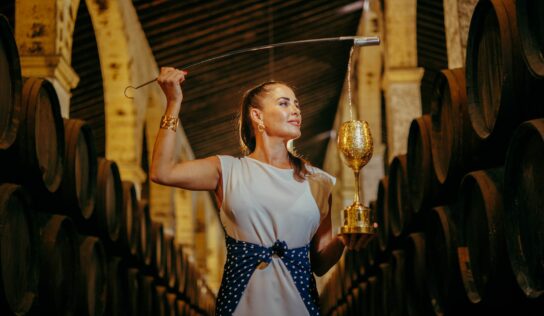 Ruth Amaya recibe el premio Wine Events en los Vinoinfluencers World Awards 2025