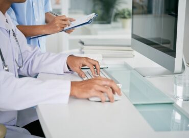 ASHO supera los 750.000 euros en adjudicaciones públicas en 2025 y refuerza su liderazgo en codificación sanitaria en España