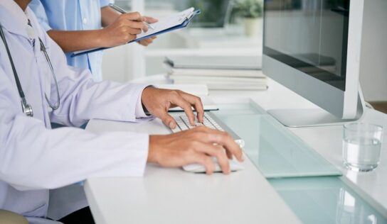 ASHO supera los 750.000 euros en adjudicaciones públicas en 2025 y refuerza su liderazgo en codificación sanitaria en España