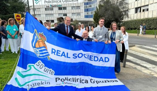 La Real Sociedad homenajea a Policlínica Gipuzkoa en su 50 aniversario con la izada de una bandera conmemorativa