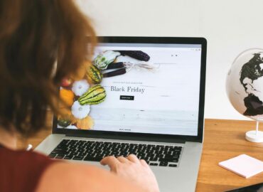 Los consumidores españoles adelantan sus compras navideñas, pero el gasto se modera