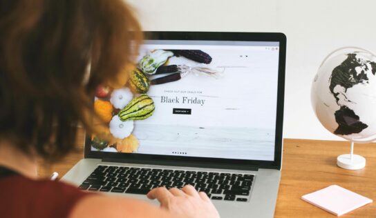 Los consumidores españoles adelantan sus compras navideñas, pero el gasto se modera