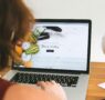 Los consumidores españoles adelantan sus compras navideñas, pero el gasto se modera