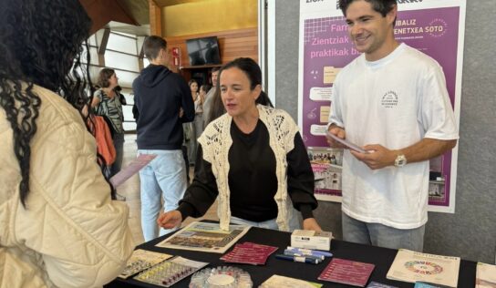 El Colegio de Farmacéuticos de Gipuzkoa acerca a jóvenes estudiantes las salidas y oportunidades de la profesión para orientarles en su elección académica